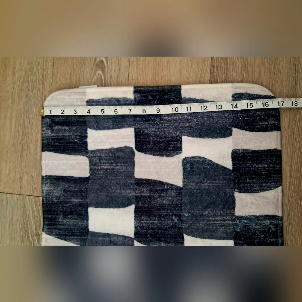 NWT Room essentials Black & Cream Cushioned Bath Rug